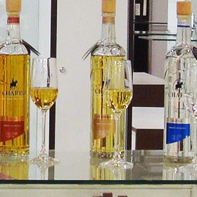 Imagen de botellas y copas con tequila